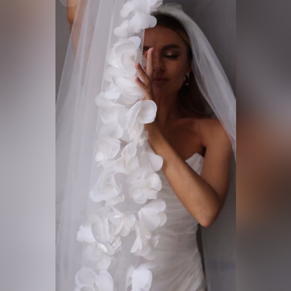 Off-White / Ivory Bridal Veil with 3D Floral Edge - Picture 2 of 5